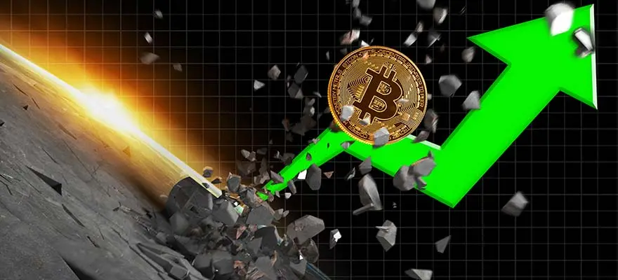 Moneta BTC i zielona strzała, symbolizująca wzrost