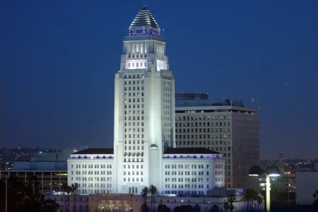 Burmistrz Los Angeles: obywatele, zrzućcie się na domy dla bezdomnych