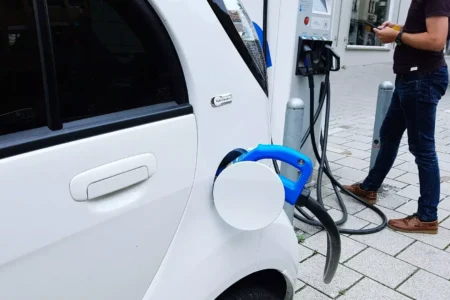 Ponad połowa kierowców żałuje przesiadki na samochody elektryczne. Propaganda lobby EV sypie się jak domek z kart
