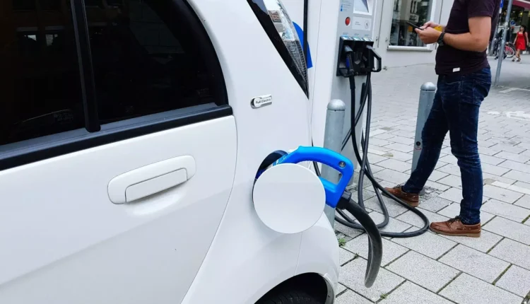 Ponad połowa kierowców żałuje przesiadki na samochody elektryczne. Propaganda lobby EV sypie się jak domek z kart