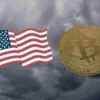 Flaga USA i Bitcoin. Czarne chmury w tle.