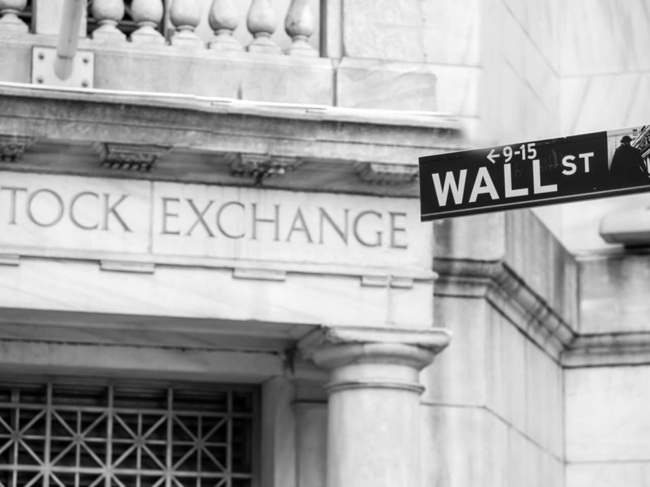 Wykadrowane zdjęcie kamiennego budynku nowojorskiej giełdy NYSE na Wall Street