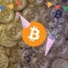 Bitcoin świętujący urodziny na tle monet BTC
