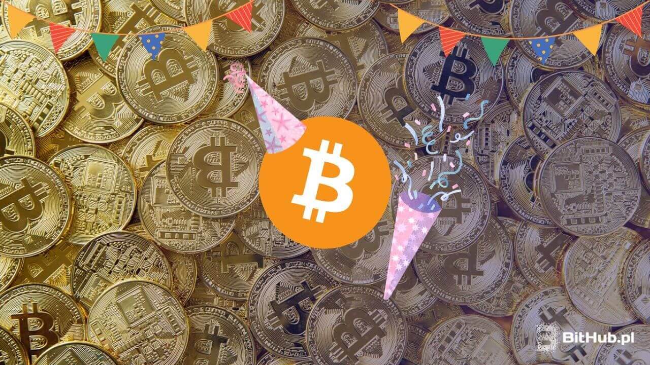 Bitcoin świętujący urodziny na tle monet BTC
