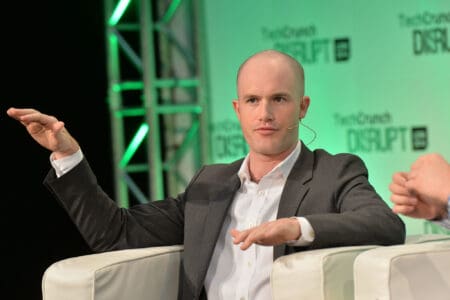 Dyrektor Coinbase staje w obronie Uniswap i krypto. Kamyczek poruszy lawinę?