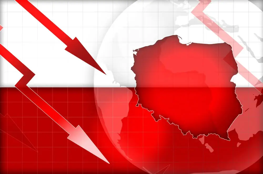 Biało czerwona mapa Polski przecięta spadającymi, czerwonymi strzałkami, sygnalizującymi spadek koniunktury