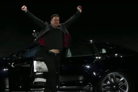 Gigantyczny zastrzyk mocy: Tesla zatrudnia ponad 1000 pracowników, by ruszyć z masową produkcją.