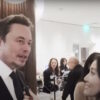 Elon Musk udzielający wywiadu chińskiej dziennikarce