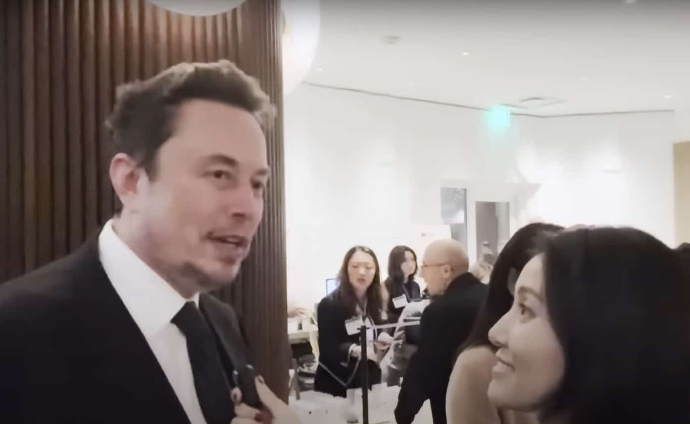 Elon Musk udzielający wywiadu chińskiej dziennikarce