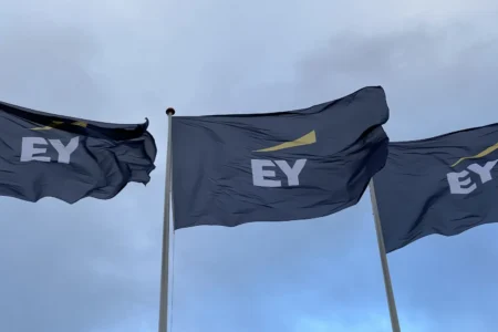 Ernst & Young stawia na Ethereum i znów mocno wchodzi w technologię blockchain