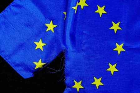 Poparcie dla UE w Polsce spada. Wskazują na to kolejne badania. Dlaczego?