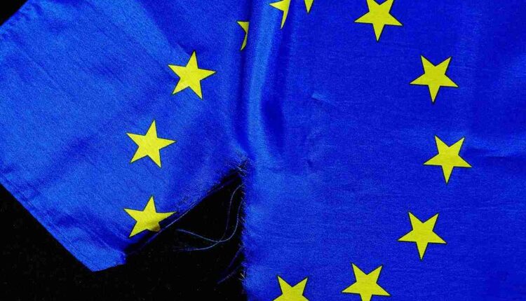 Poparcie dla UE w Polsce spada. Wskazują na to kolejne badania. Dlaczego?