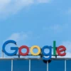 budynek z logo Google na dachu