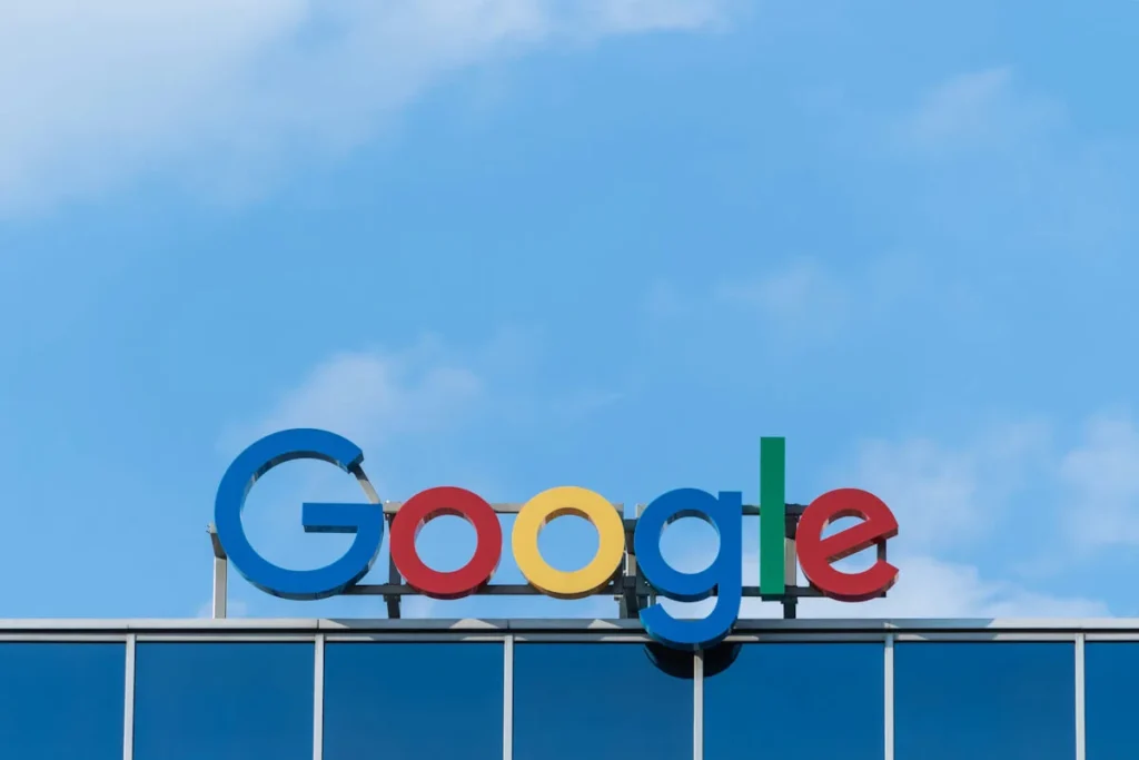 budynek z logo Google na dachu