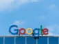 budynek z logo Google na dachu