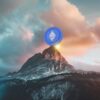 Góry, w tle chmury, logo Algotech i logo Ethereum.