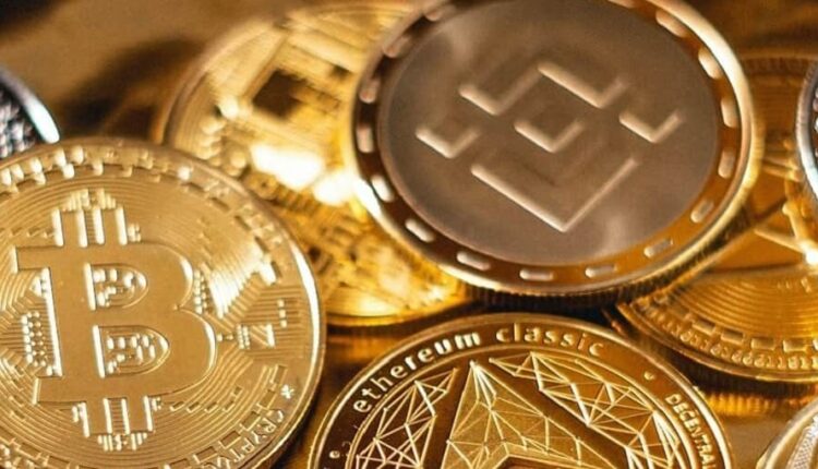 kryptowaluty w postaci monet leżących jedne na drugich