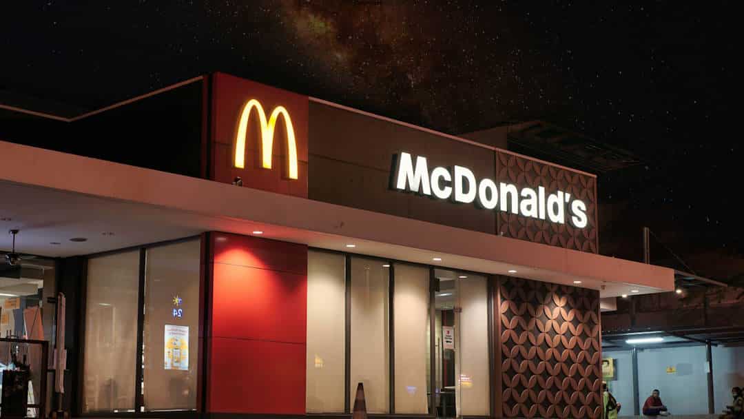 lokal McDonald's wieczorową porą