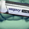 Zdjęcie strzykawki z lekiem Wegovy w środku