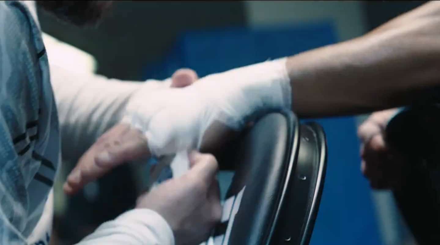 ręka zawodnika MMA przygotowywanego do walki w reklamie Crypto.com