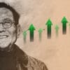 Uśmiechnięty Robert Kiyosaki na tle rosnącego, zielonego wykresu