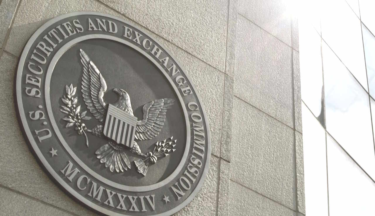 oznaczenie SEC na siedzibie Komisji w Waszyngtonie