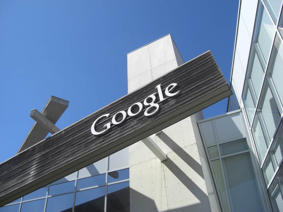 siedziba google z logo google na tle błękitnego nieba