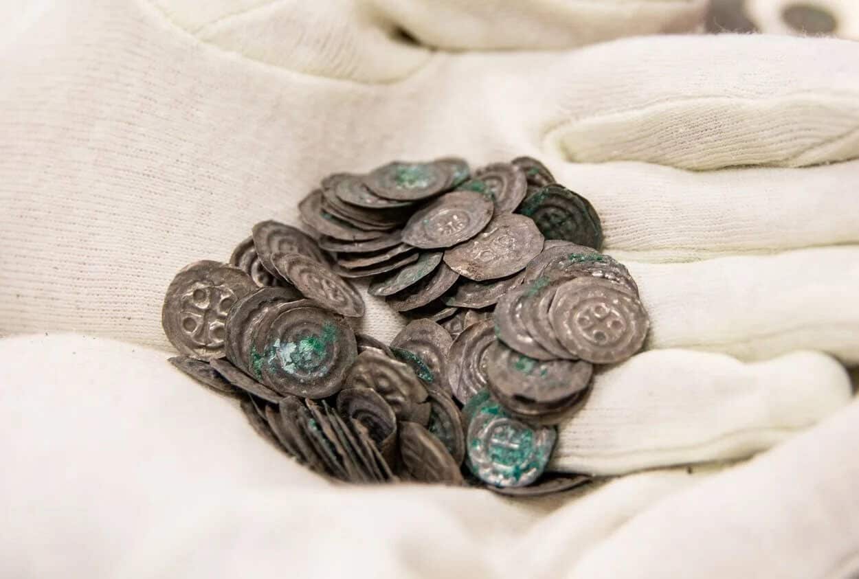 Skarb z XII wieku – 170 monet odnalezionych przez szwedzkich archeologów na wyspie Visingsö.