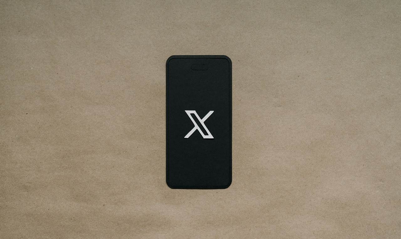 smartfon na którym wyświetla się logo platformy X