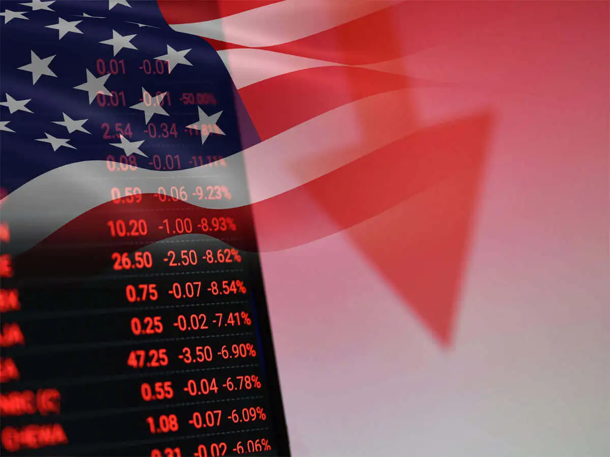 Czerwona spadkowa strzała przebijająca flagę USA i terminal cenowy