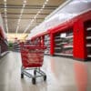 wózek na zakupy na korytarzu centrum handlowego