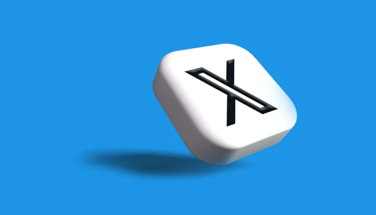 logo X na klocku Scrabble