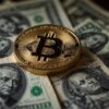 Moneta Bitcoin leżąca na amerykańskich banktonach