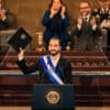 Przemawiający prezydent Salvadoru, Nayib Bukele