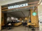 Opustoszała kawiarnia sieci Starbucks w dzień