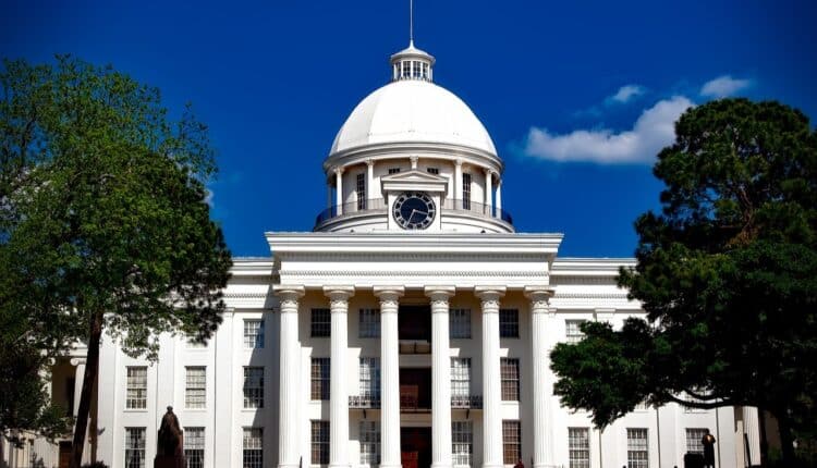 Kropla do czary: ustawa sprzyjająca powrotowi kruszców do obiegu płatniczego przyjęta przez kolejny stan