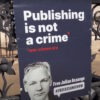baner prezentujący stanowisko w sprawie, w której oskarżony jest Juilian Assange