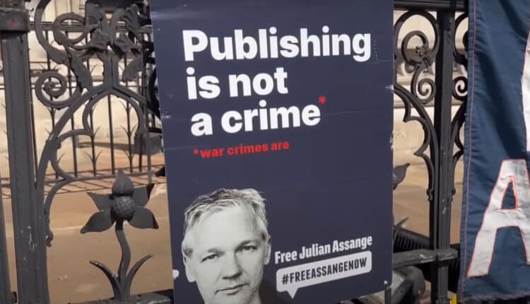 baner prezentujący stanowisko w sprawie, w której oskarżony jest Juilian Assange