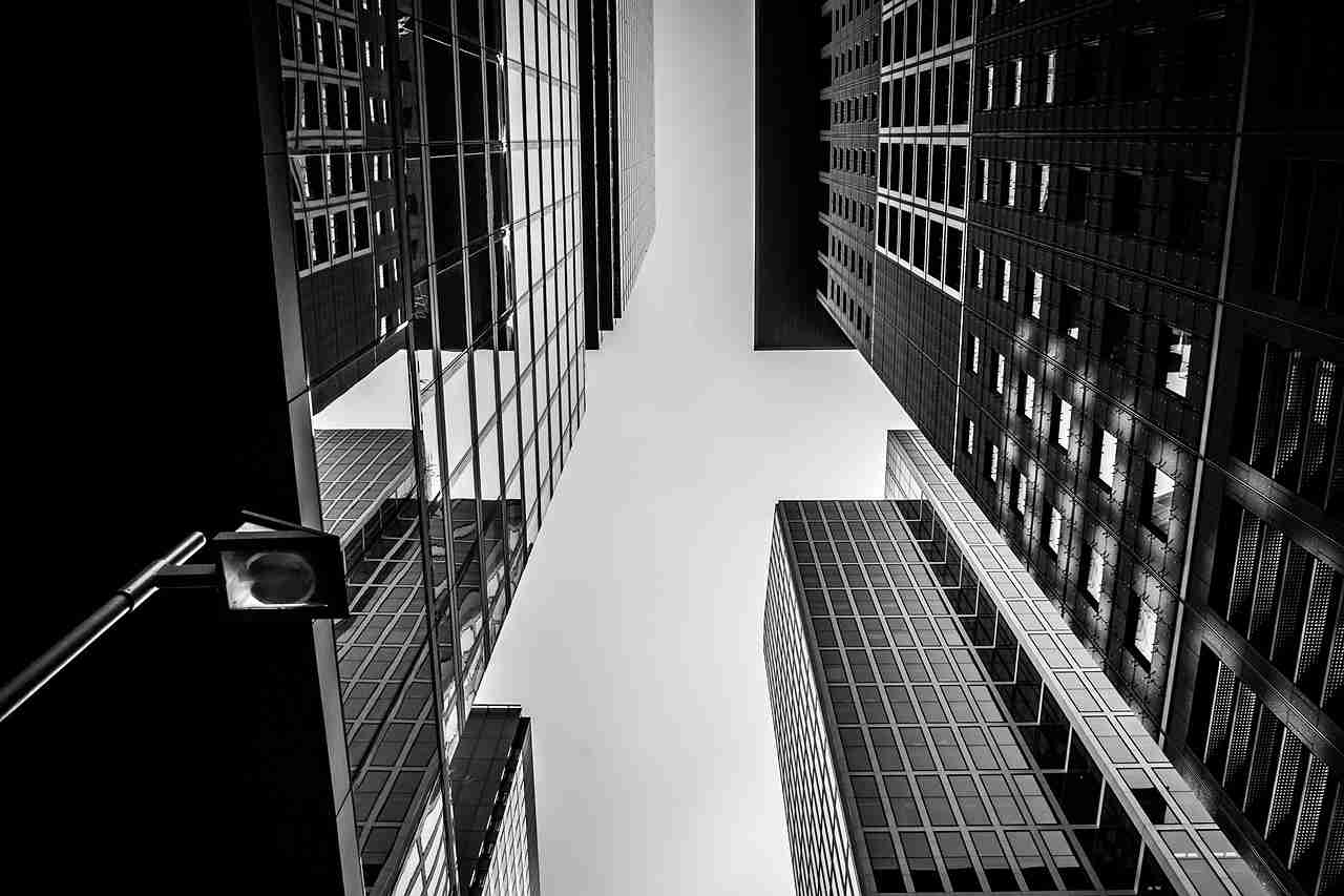 Czarno-białe zdjęcie przedstawiające banki.