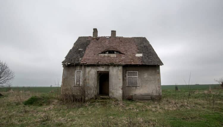 Polska wieś się wyludnia. Niezamieszkałych nieruchomości jest coraz więcej
