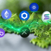 Zielone puzzle na szarym blacie. W tle loga kryptowalut (DTX, XRP, ADA, SOL, LINK, ETH).