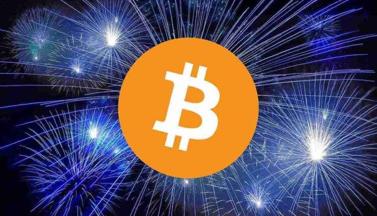 Bitcoin, w tle niebieskie fajerwerki.