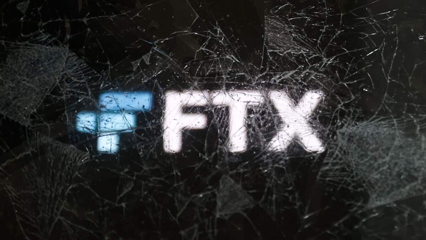 logo FTX za szybą