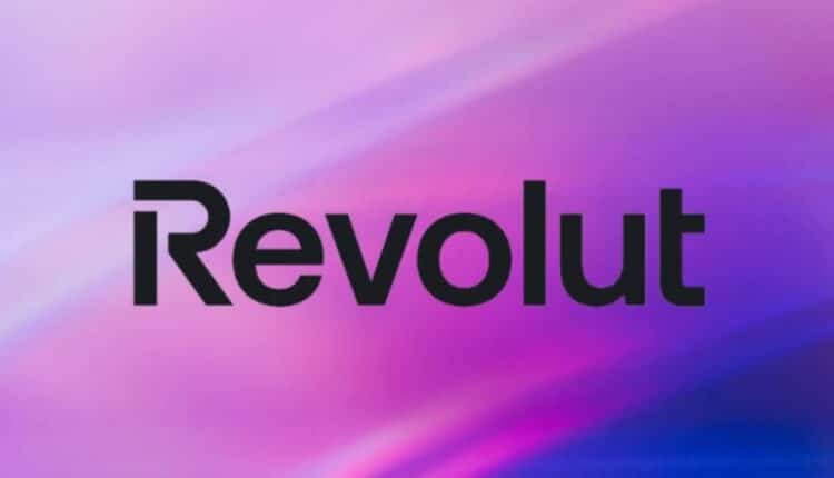 logo Revolut na różowym tle