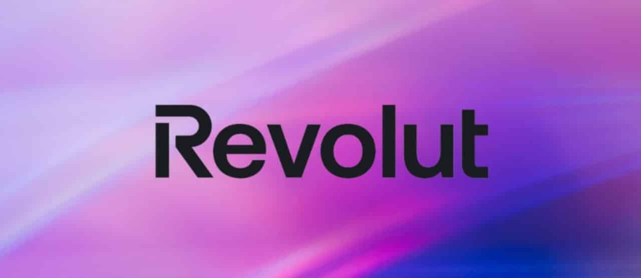 logo Revolut na różowym tle