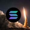 Start rakiety. W centrum logo kryptowaluty Solana.