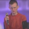 Vitalik Buterin trzymający mikrofon w ręce