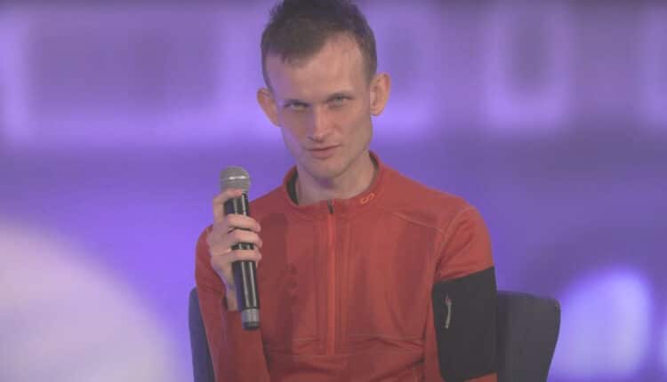 Vitalik Buterin trzymający mikrofon w ręce