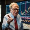 Warren Buffett wskazujący palcem. W tle wykresy giełdowe.