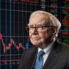 Zamyślony Warren Buffett spoglądający przed siebie. W tle wykresy giełdowe.
